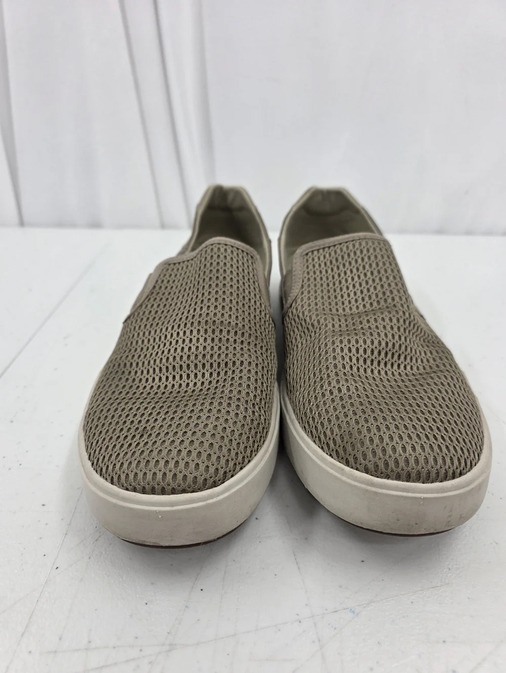 OluKai Lae‘ahi Slip-On Sneakers Mens Size 10 Clay Fabric Mesh Casual 10443-1010.